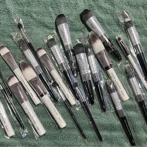 Hank & Henry and Mi Makeup Institute Brush Set by Hank & Henry